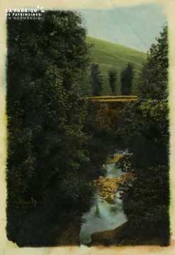 Rivière et pont .Colorisé.
